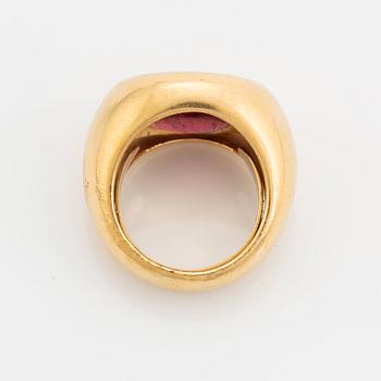 Pomellato ring 18K guld med en cabochonslipad rubelit.