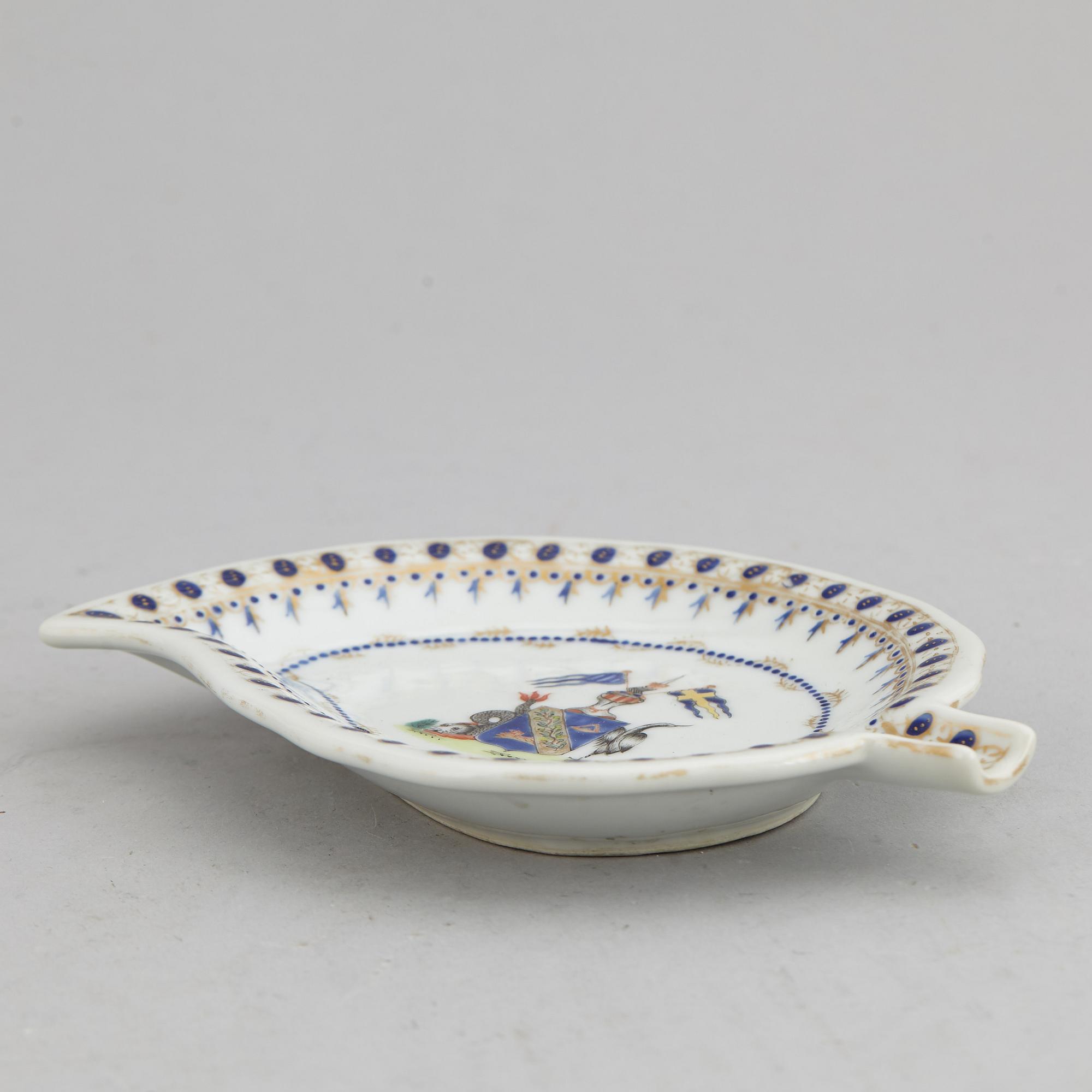 A Chinese famille rose weapon porcelain dish, 20th century.
