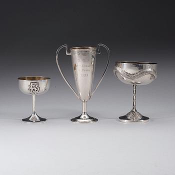 PRISPOKALER, tre stycken, silver. Chicheong och Sing Fat, Kina, 1900-talets början.