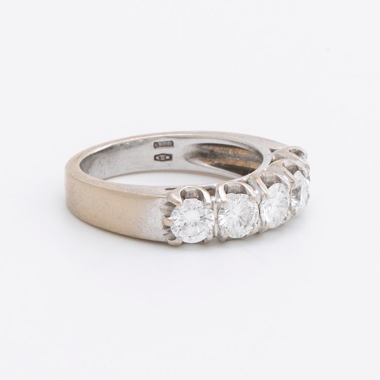 RING 18K vitguld m 5 briljanter 1,24 ct totalt ingraverat.