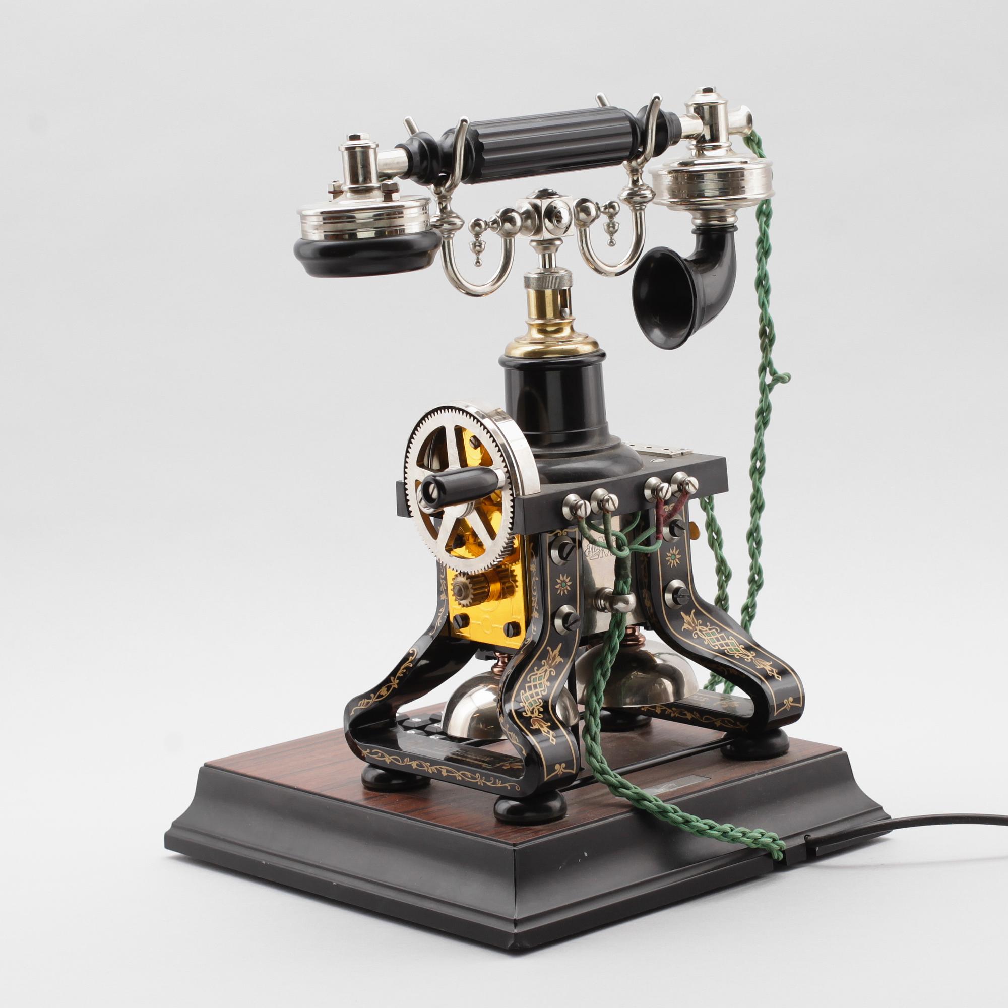 BORDSTELEFON, jubileumsmodell efter "Taxen", LM Ericsson, 1900-talets senare del.