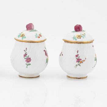 Cremekoppar med lock, ett par, mjukt porslin. Marieberg, 1700-tal.