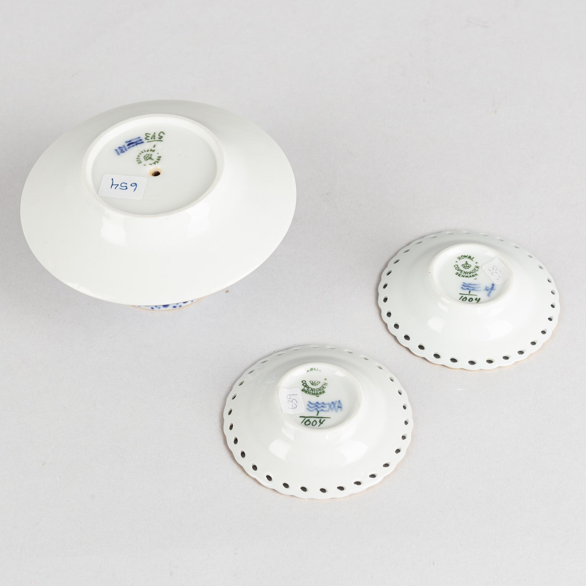 A 'Blue Fluted' porcelain egg stand and a pair of small dishes, Royal Copenhagen, model 543 and 1004, 20th century.