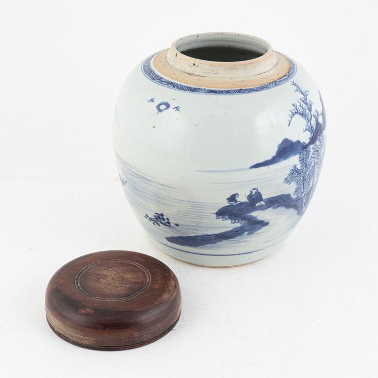 A blue and white Chinese porcelain jar with a wooden cover, Qing dynasty, 19th century.