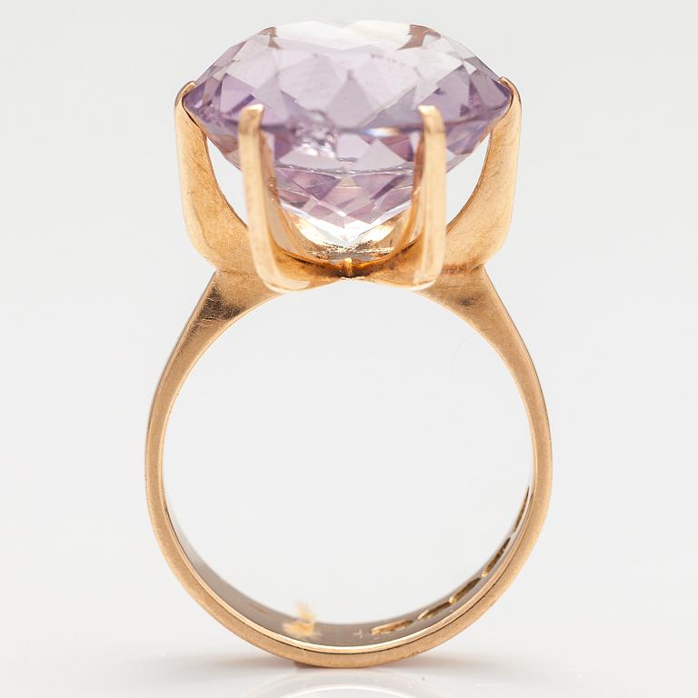 A 14K gold ring with an amethyst. Westerback, Helsinki 1968.