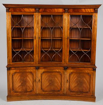 VITRINSKÅP, England, 1900-tal.