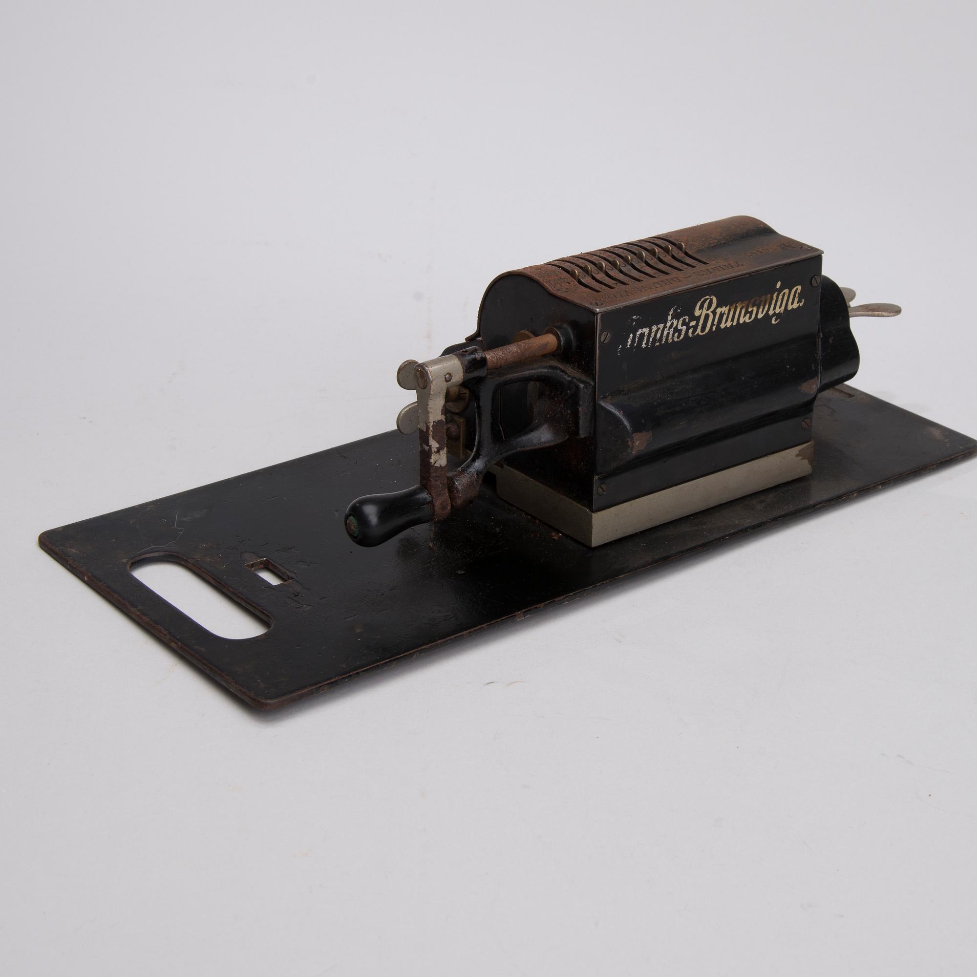 RÄKNEMASKINER 2 st, Burroughs calculator och Trinks-Brunsoiga, 1900-talets första hälft.