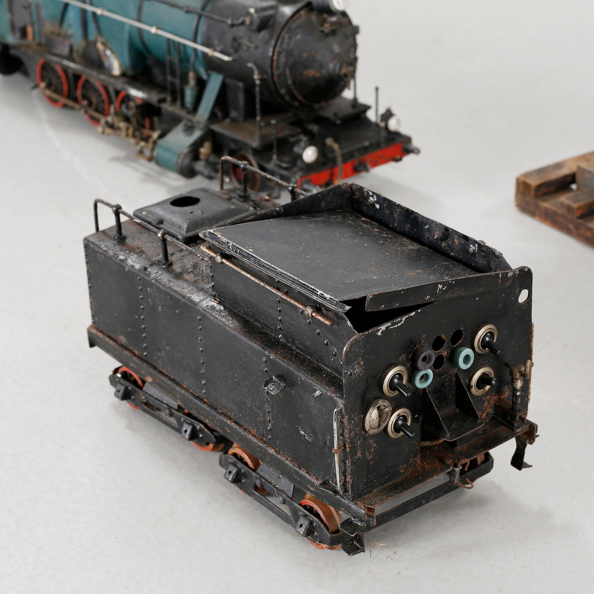 A steam engine with tender and a steam engine, probably England, first half of / mid 20th century.