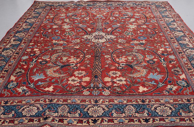 A CARPET, semi-antique Tabriz, ca 359-364 x 259 cm.