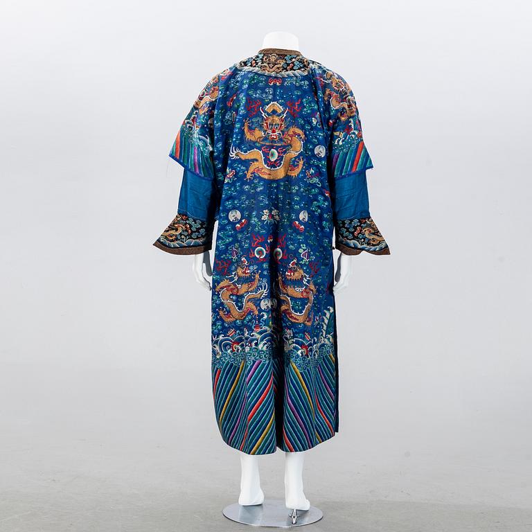 A Chinese embrodiered coat, late Qing dynasty, circa 1900.