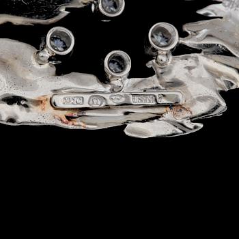 BROSCH, 18k vitguld med 8 briljantslipade diamanter, tot ca 0,44ct. C.F. Carlman, Stockholm, 1900-tal. Vikt 15,5g.