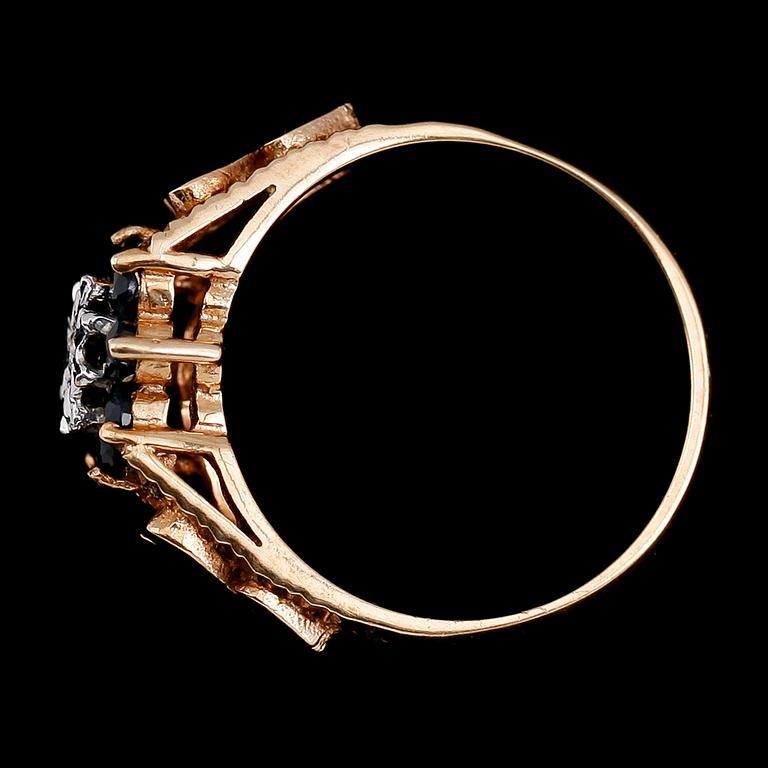 RING, 9 k guld med blå safirer och mindre diamant. Total vikt ca 3 gram.