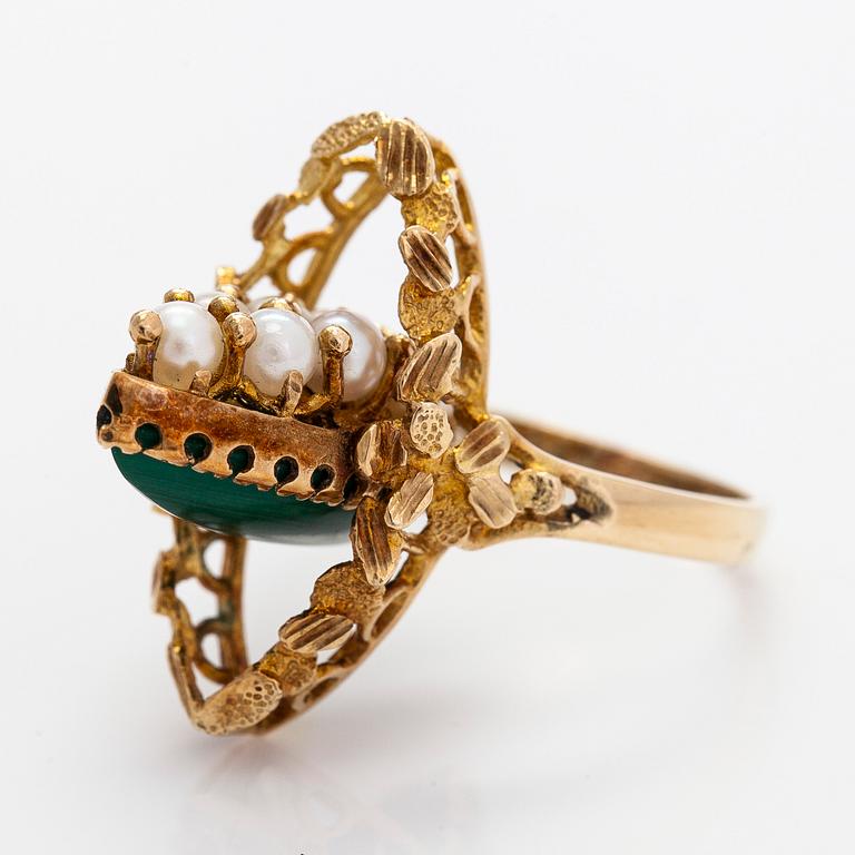 Ring, 14K guld med odlade pärlor/malakit. Finska import stämplar.