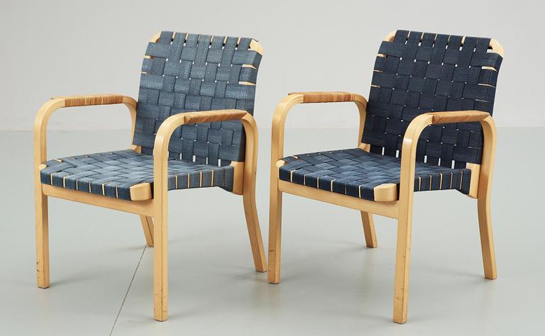 KARMSTOLAR, ett par, "Nr 45", Alvar Aalto, Artek, Finland.