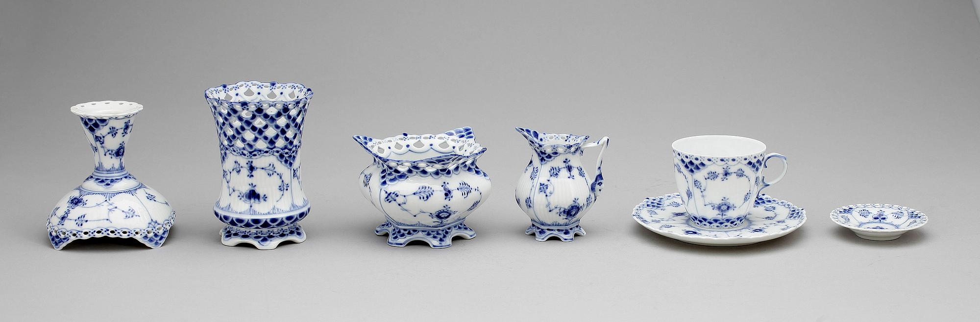 MAT- samt KAFFESERVIS, 69 delar, porslin, "Musselmalet", Royal Copenhagen, 1900-talets mitt.