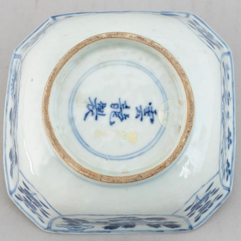 A blue and white bowl, Qing dynasty, 18th century.