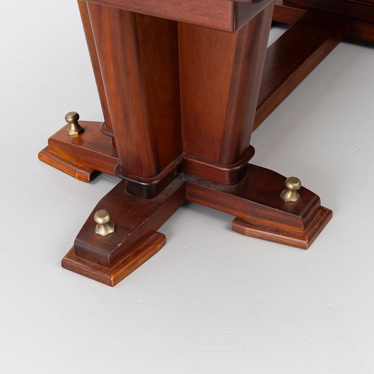 Dining table, 20th century.