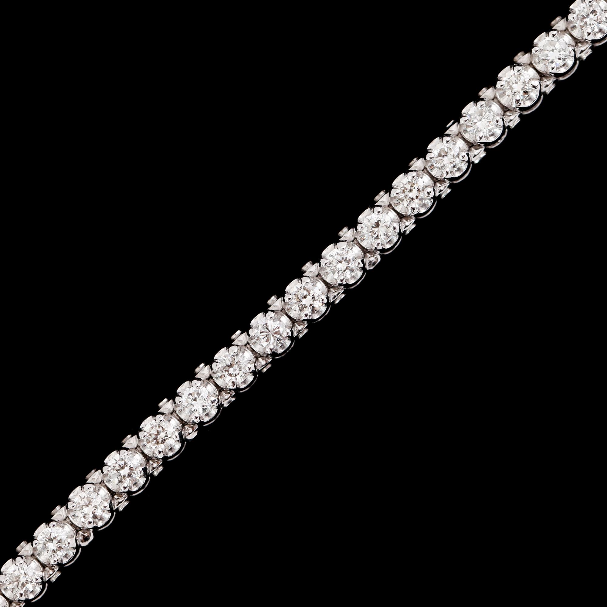 ARMBAND, 14 k vitguld, Rivière, 49 briljantslipade diamanter tot ca 2.80 ct.