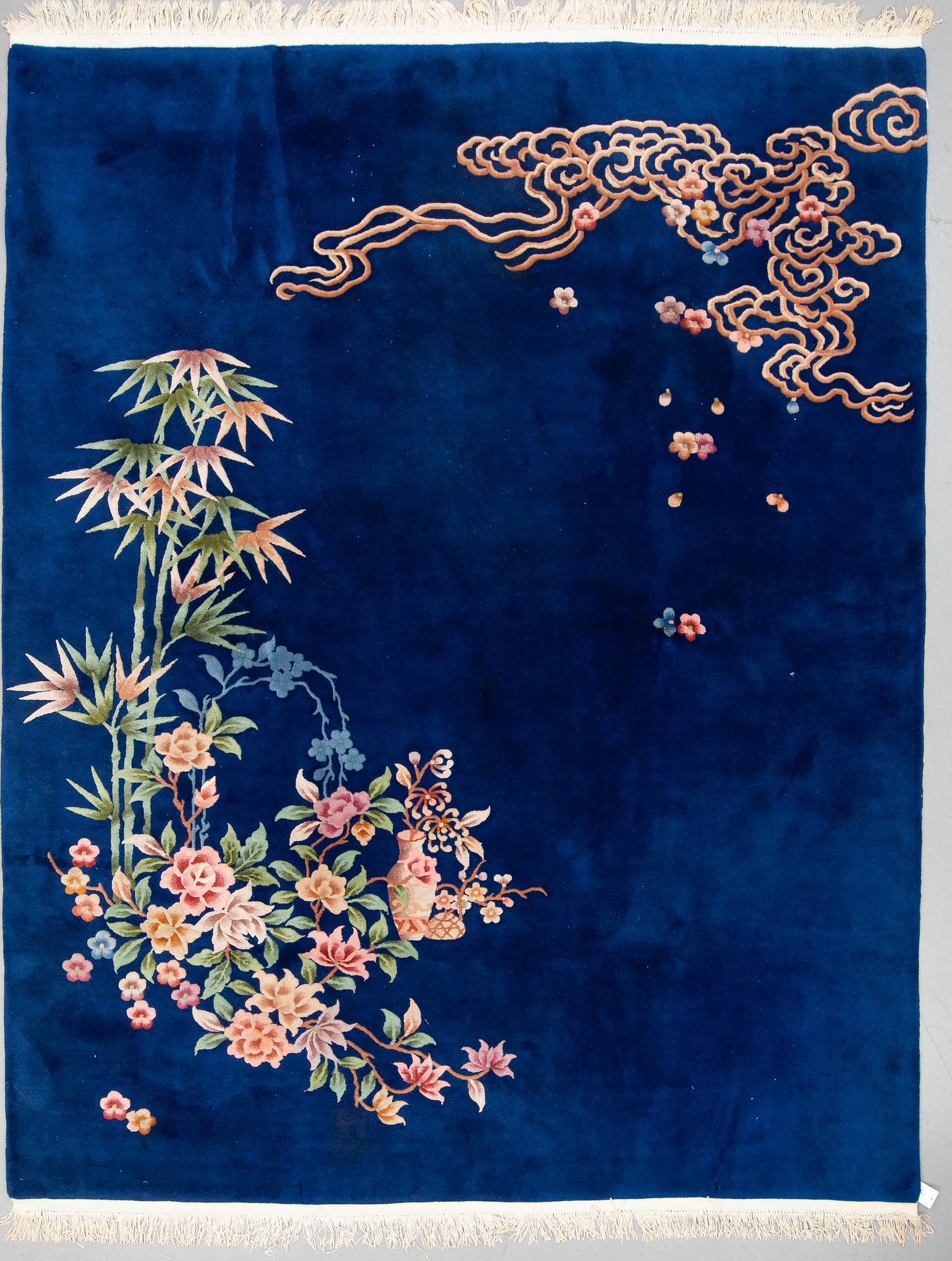 A CARPET, China, ca 304,5 x 242,5 cm (as well as 3 cm flat weave at the ends).