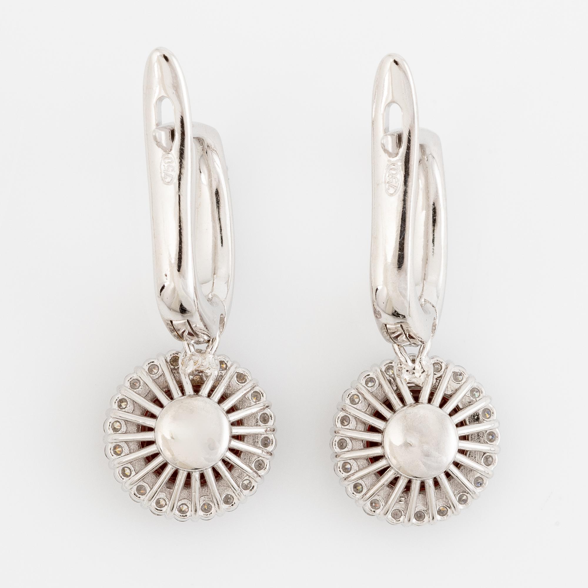 Örhängen 18K vitguld med granater och briljantslipade diamanter.