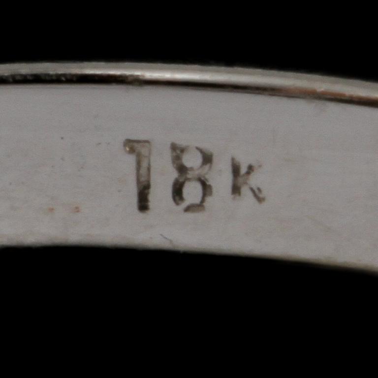 RING, 18k vitguld med 11 briljantslipade diamanter samt 8 fasettslipade smaragder. Vikt 5 g.