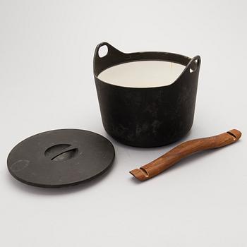 A cast iron pot, manufactured by Rosenlew in the 1960s/70s, Finland.