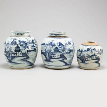 Three blue and white jars with two covers, Qing dynasty, 19th century.