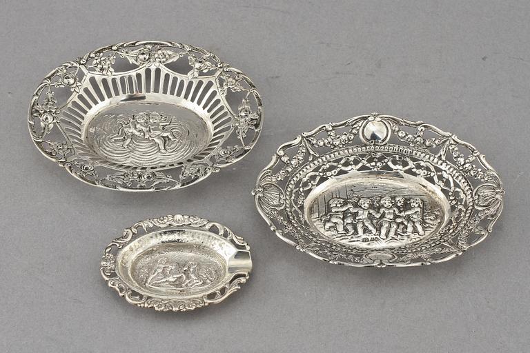 SKÅLAR, 3 st, silver samt låghaltigt silver, 1900-tal. Vikt 100 g.