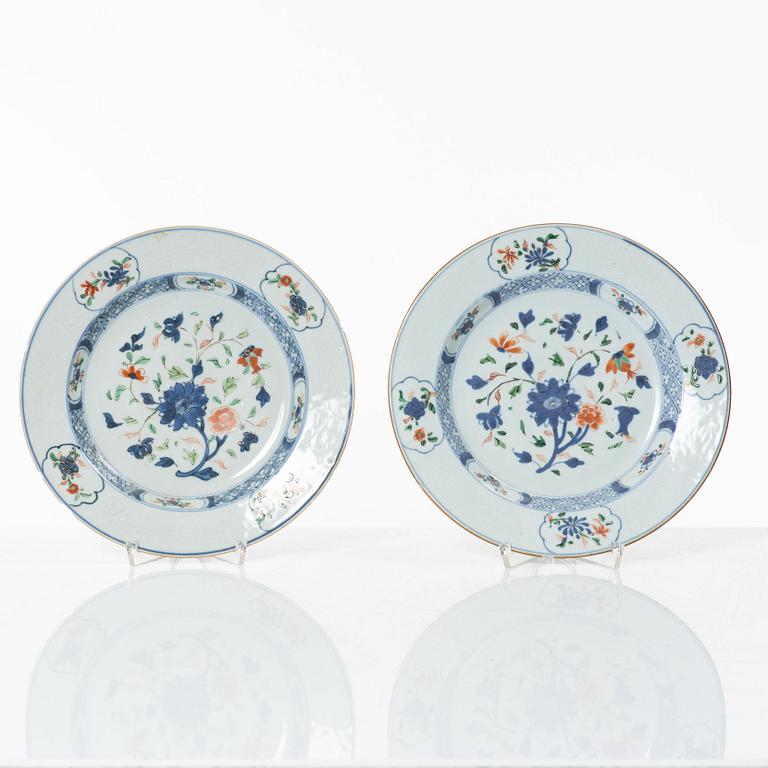 Ett par skålfat och ett par tallrikar, porslin, Kina, Qingdynastin, 1700- och 1800-tal.