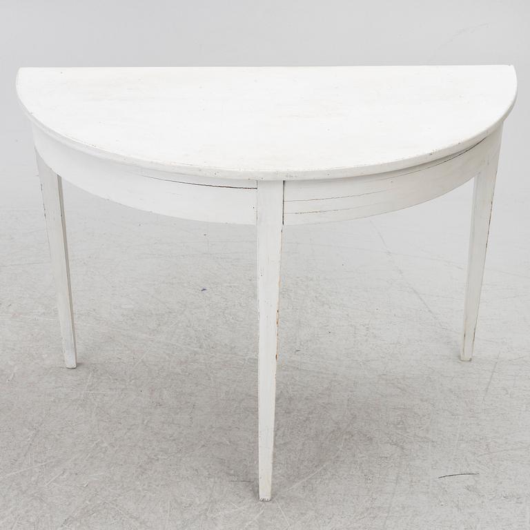 A pair of moon tables, 19th century.