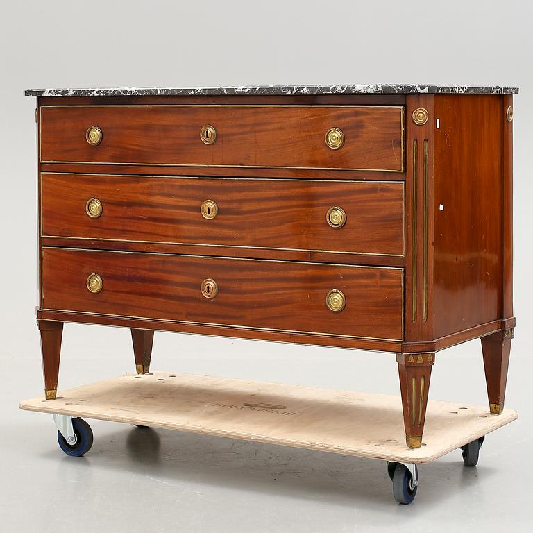 BYRÅ, sengustaviansk, omkring 1800.