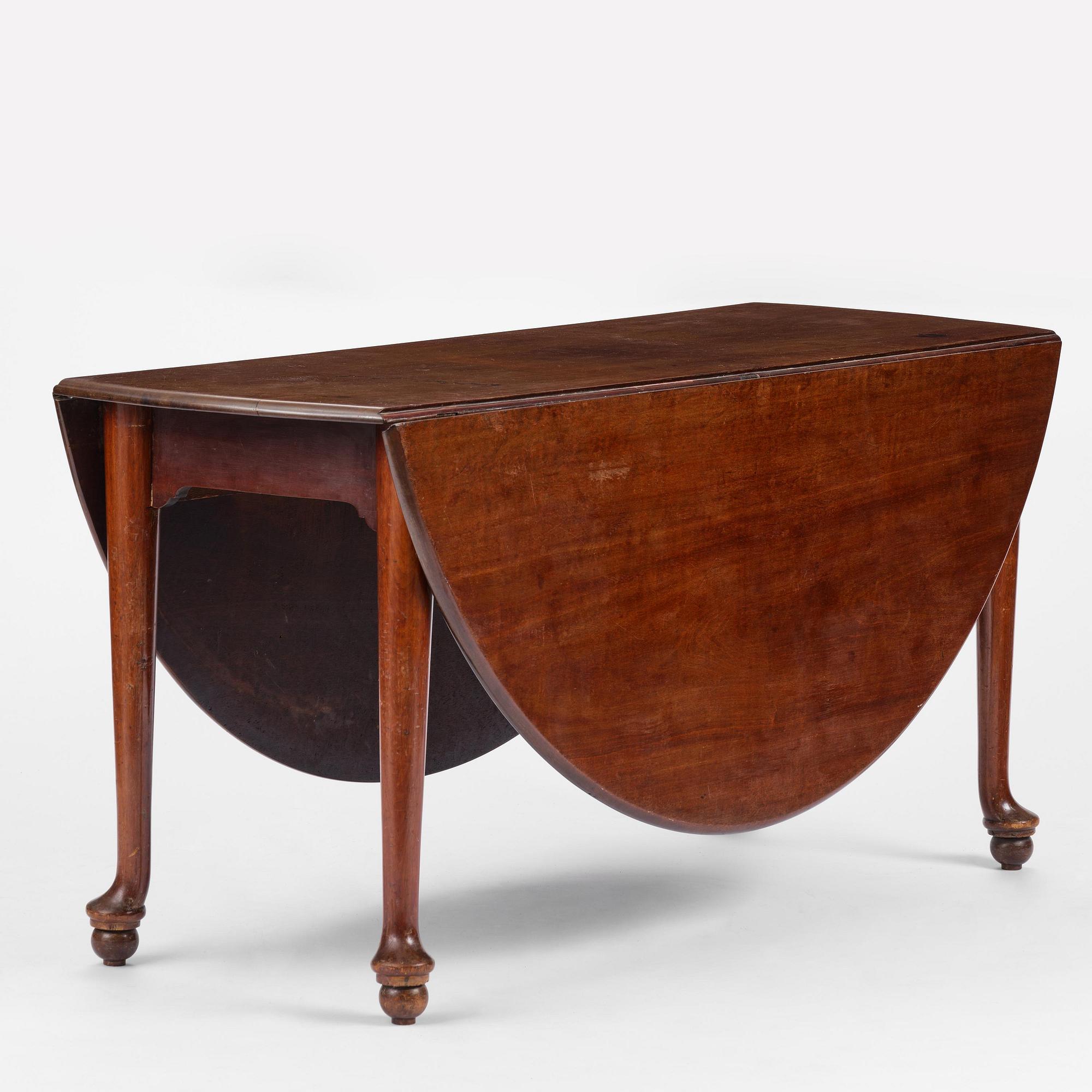 A George III mahogany gateleg table, late 18th century.