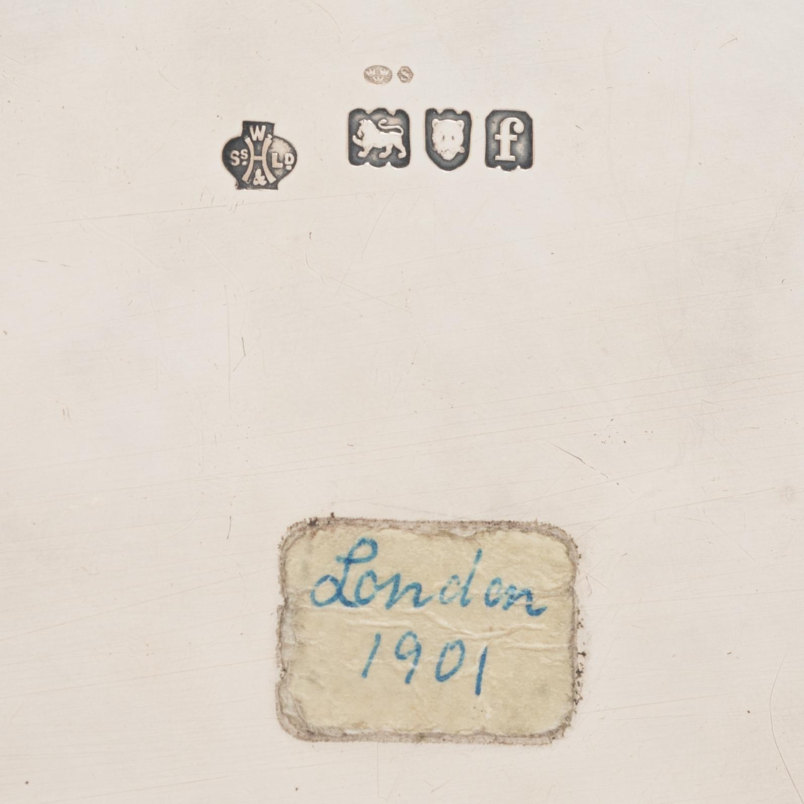 William Hutton & Sons, bricka/salver, silver, rokokostil, London 1901.