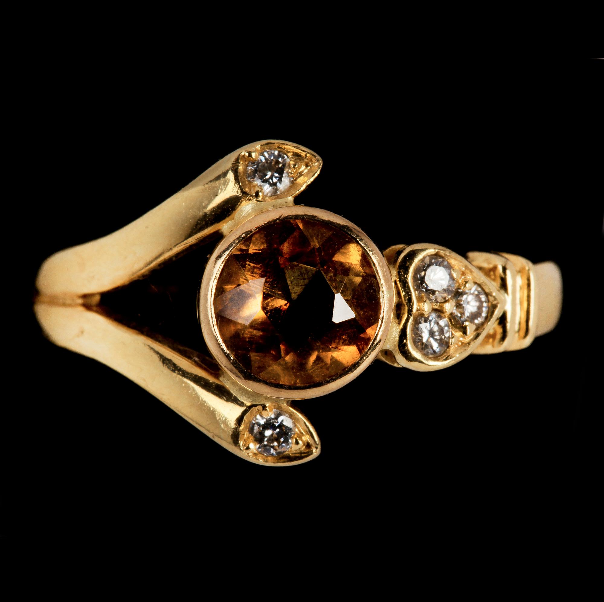 RING, 18k guld med 5 små briljantslipade diamanter samt gul sten. Vikt 5 g.