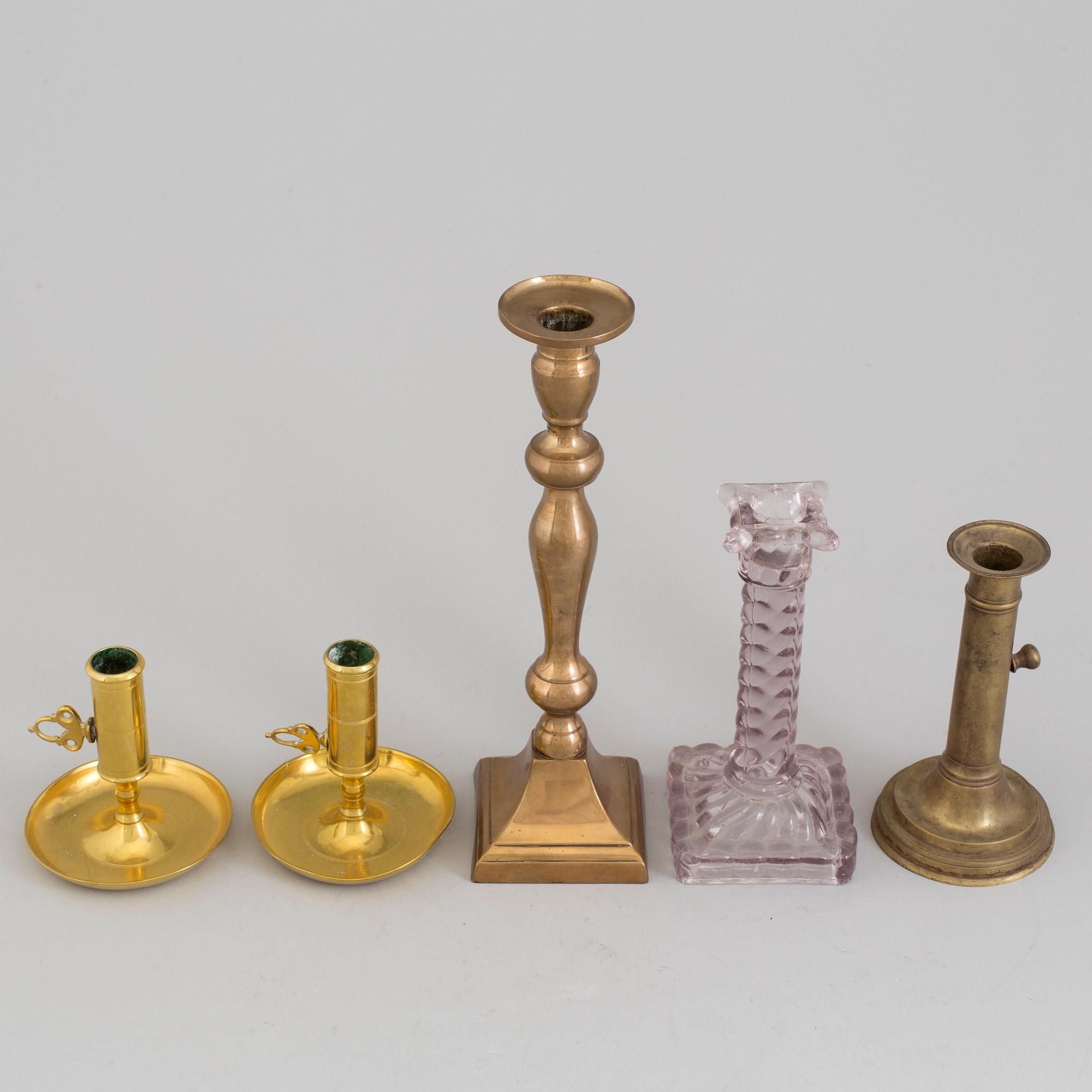 LJUSSTAKAR, 5 st, glas, mässing och brons, 1700-/1800-tal.