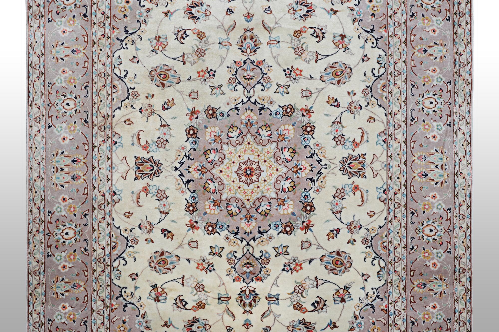 A carpet, Kashan, ca 292 x 202 cm.