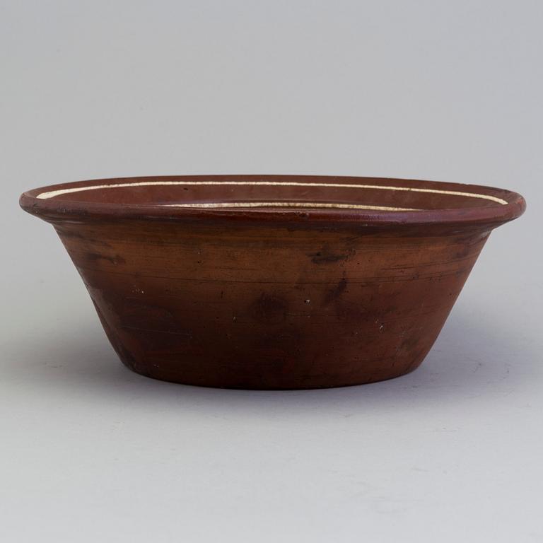 An earthenware bowl, late 19th century.