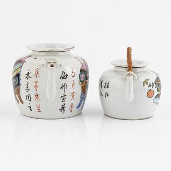 A group of four Chinese porcelain teapots and a coffeepot, late Qing dynasty/20th century.