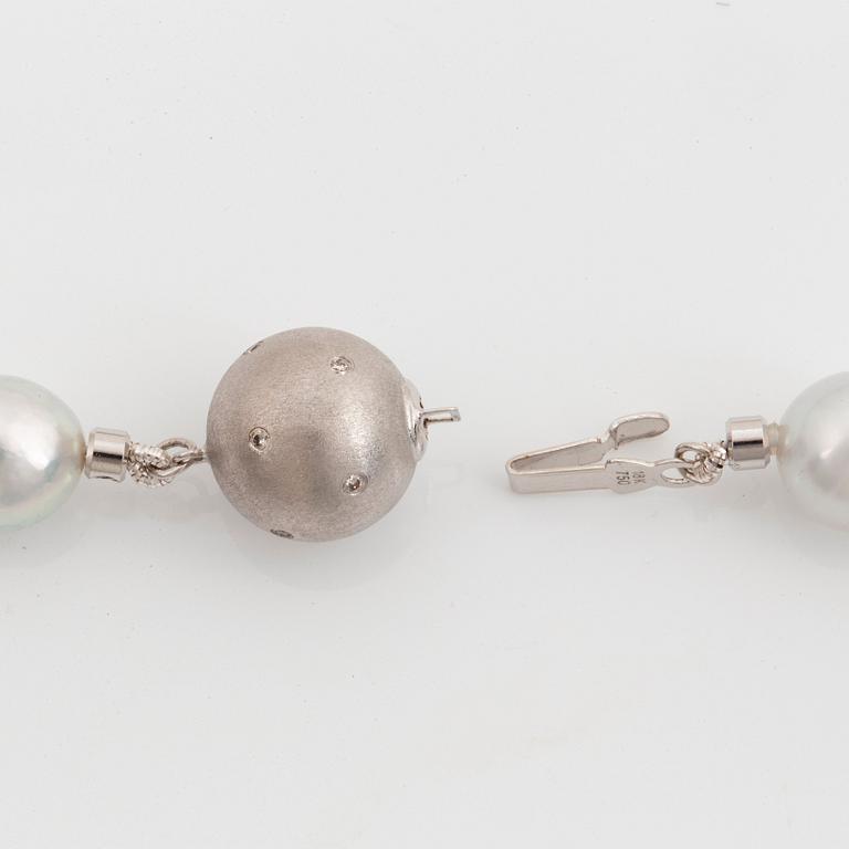 A Tahitian and South Sea cultured pearl necklace.