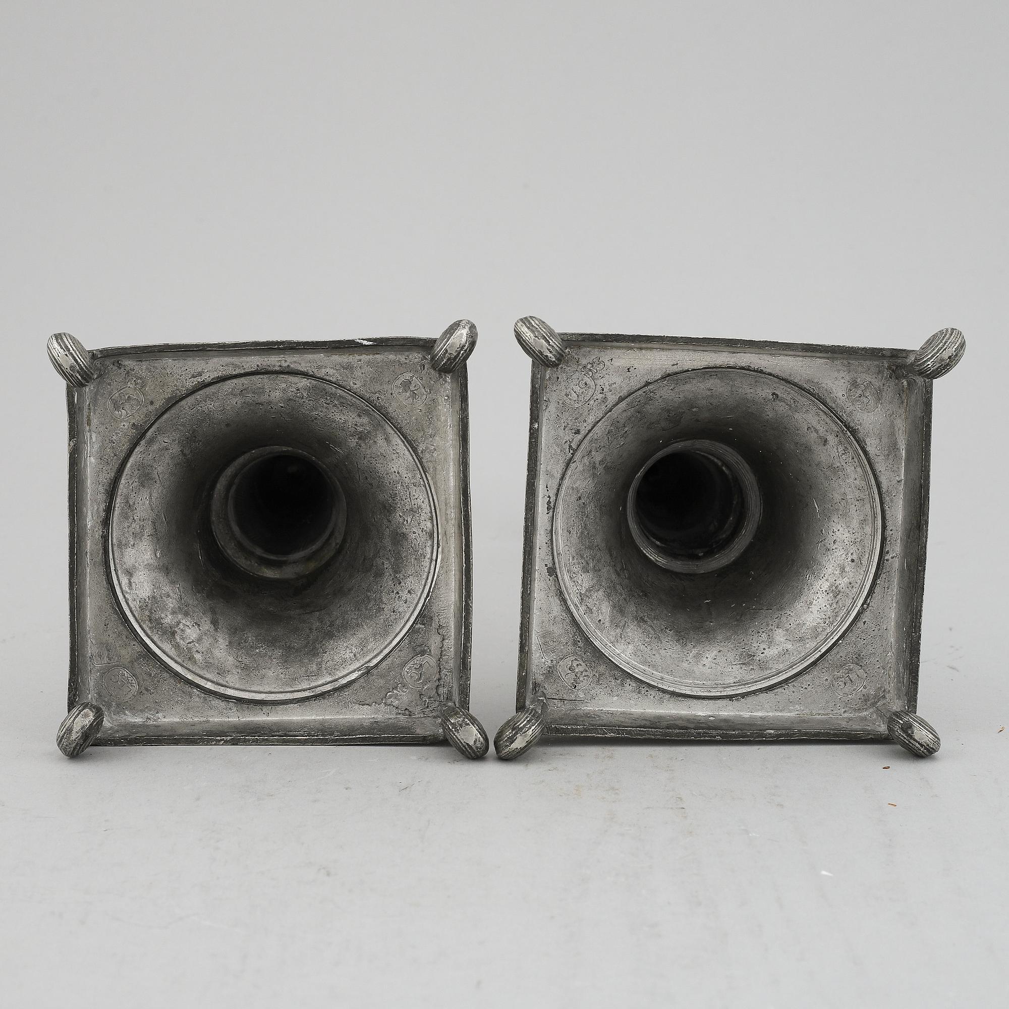 LJUSSTAKAR, ett par, tenn. Av Lars Löfgren Uppsala 1823-1873.