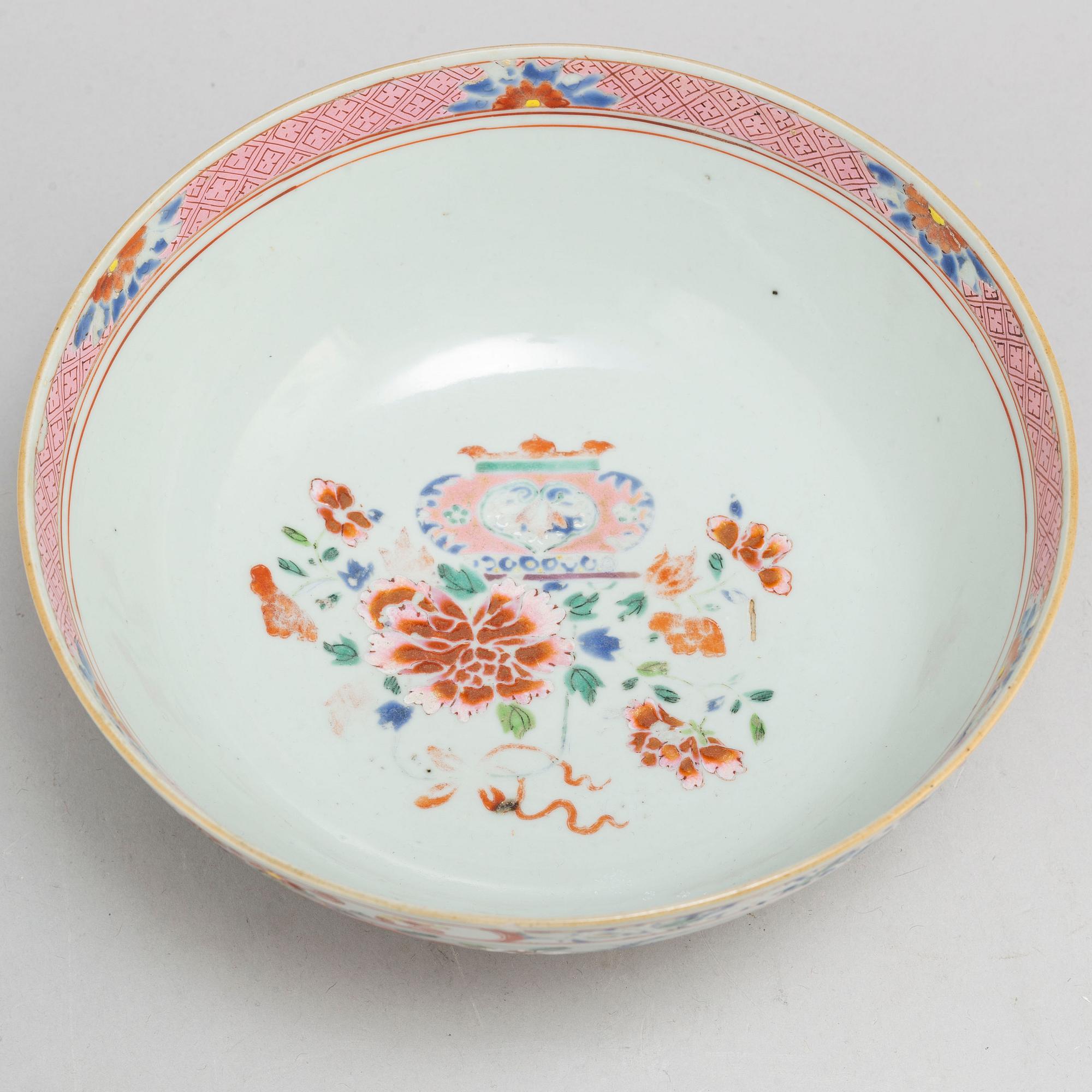 A famille rose bowl, Qing dynasty, Qianlong (1736-95).