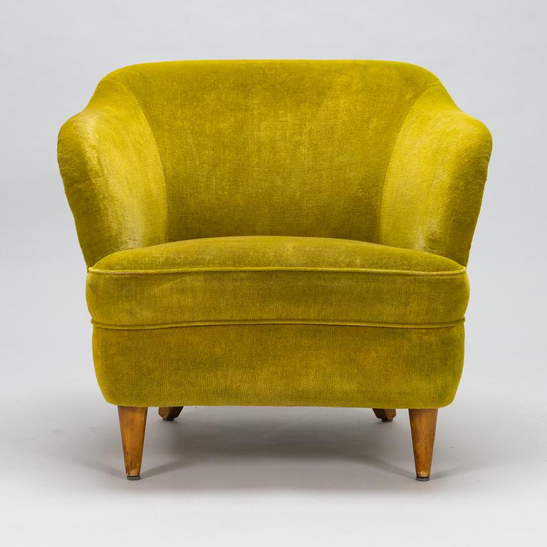 A mid-20th-century armchair.