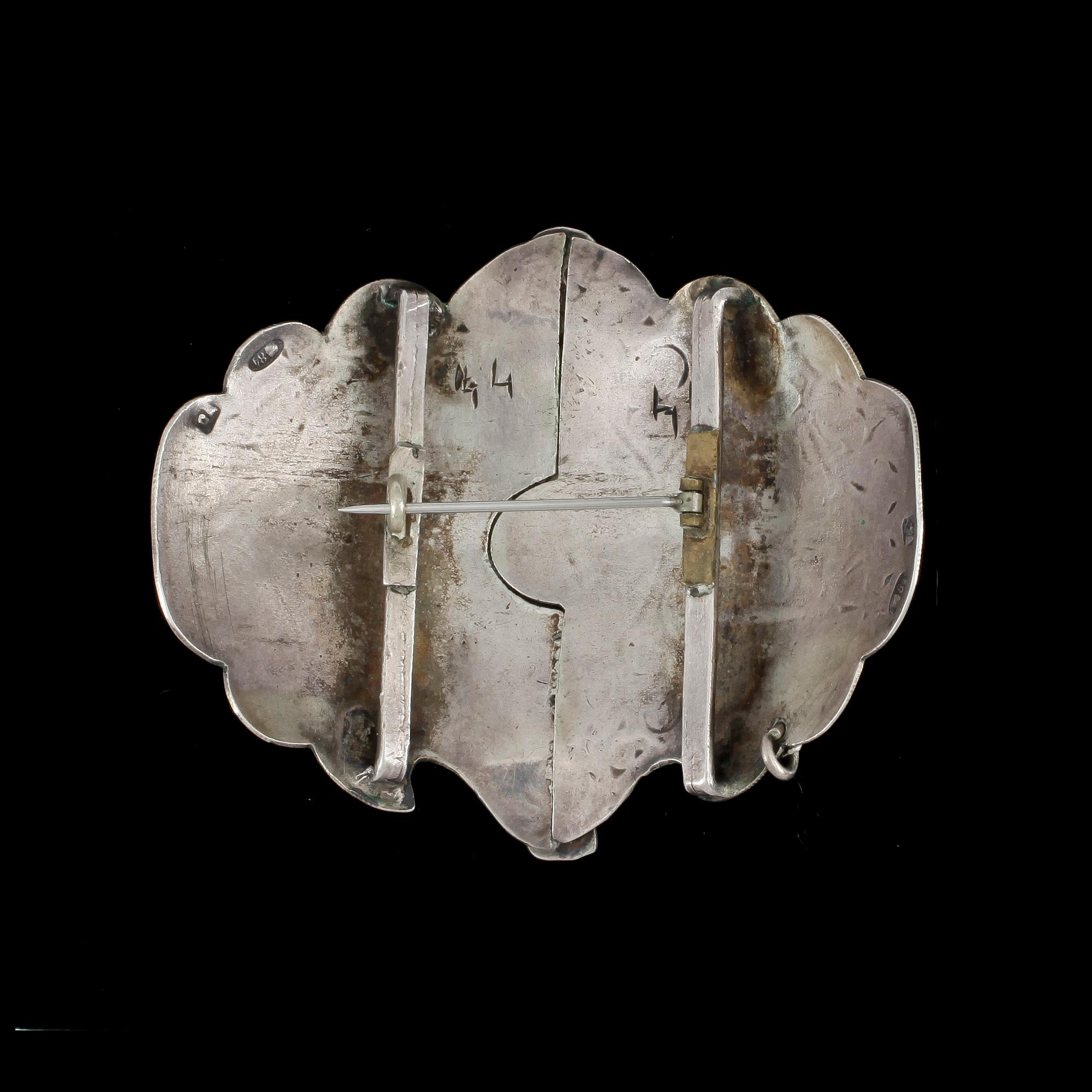 SKÄRPSPÄNNE/BROSCH, silver, Ryssland sent 1800-tal. Vikt ca 30 gram.