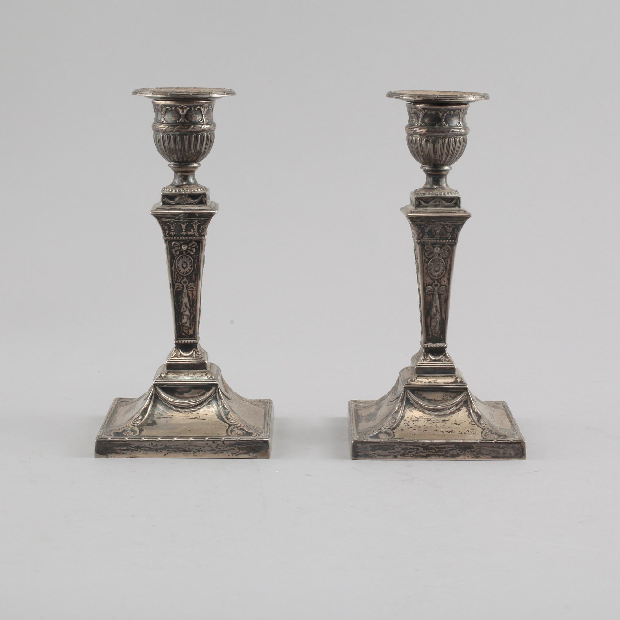 LJUSSTAKAR, ett par, silver, London, England, 1903.