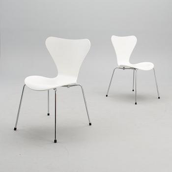A "Superellips" table and four "Sjuan" chairs, manufacturer's labels, Fritz Hansen, Denmark.