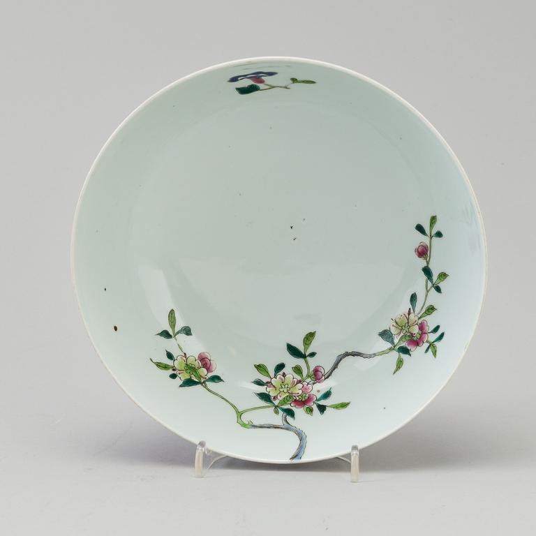 A famille rose export porcelain bowl, late 19th/early 20th century.