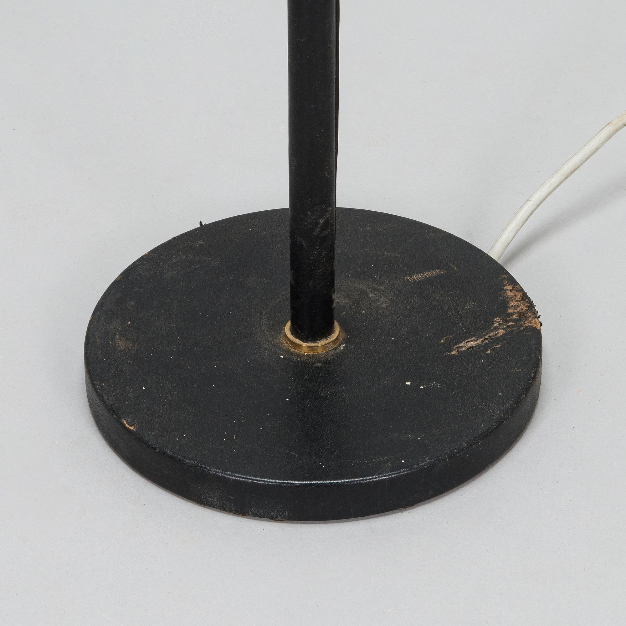 Alvar Aalto, 'Angel wing'  floor light model A 805, manufactured by Valaisinpaja Oy, late 20th century.