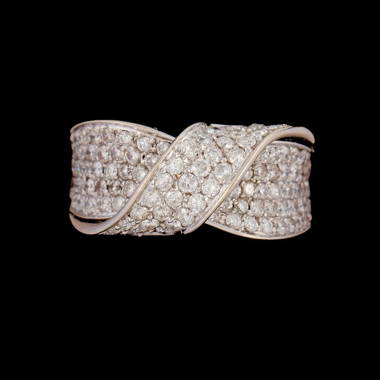 RING, 18k guld och vitguld med briljantslipade diamanter, totalt 2.00 ct. Vikt 9 g.