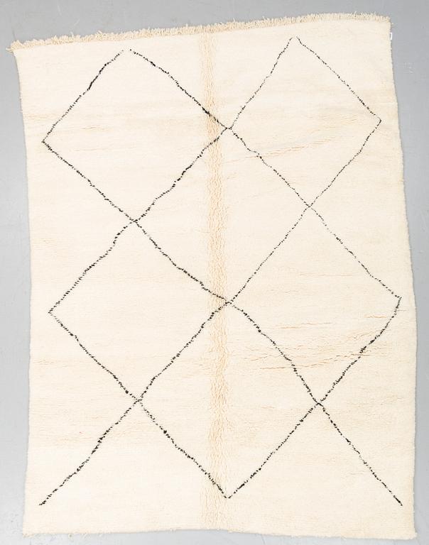 A Marockan carpet. Circa 293 x 223 cm.