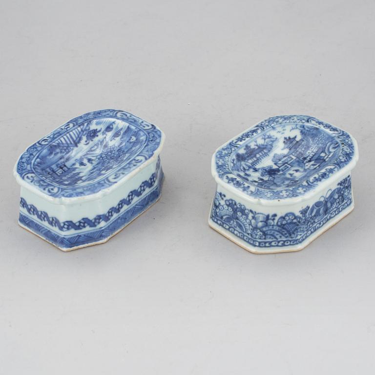SALTKAR, två stycken, porslin, Kina, Qianlong (1736-1795).